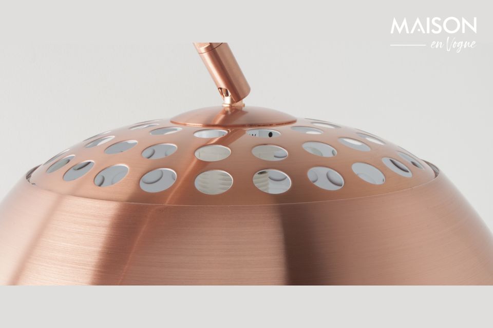 From a very stable copper base, it unrolls its body in a flexible arch