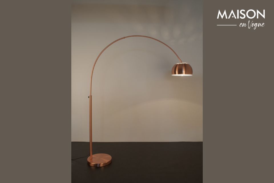 It offers its light with a dome-shaped lampshade at a height of 150 cm