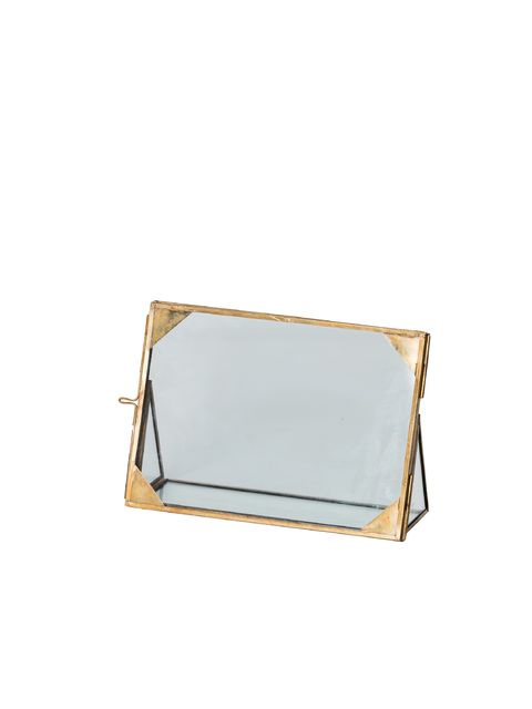 Don\'t let your memories sleep at the bottom of a box anymore with this elegant glass frame Jardres