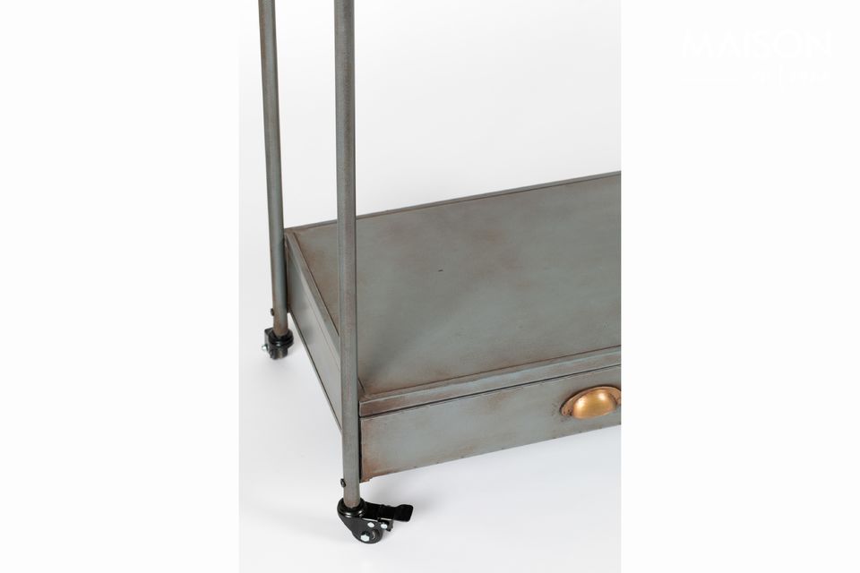 On castors, it is easy to transport from one room to another