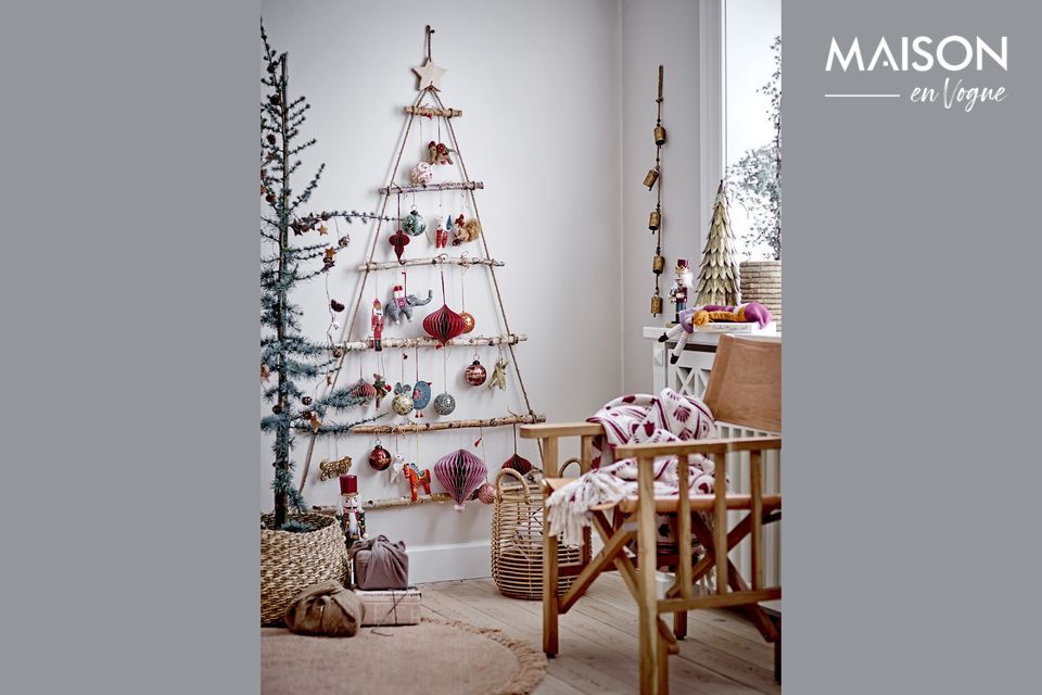 Made of metal in a beautiful golden color, this tree will decorate your home with elegance