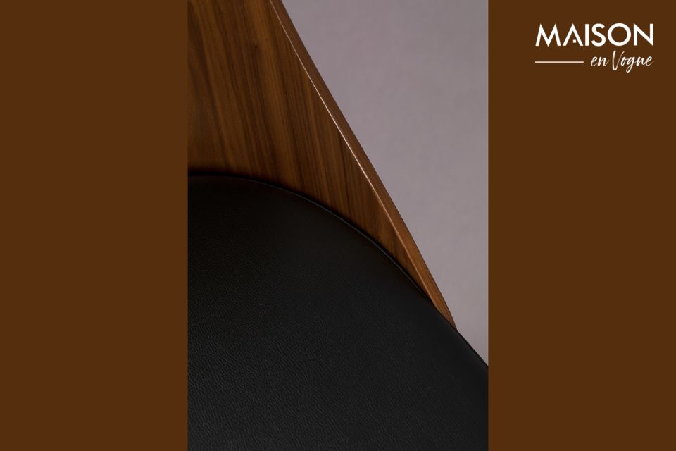 Perfect alliance between the wood of the frame and legs and the PU leather of the seat