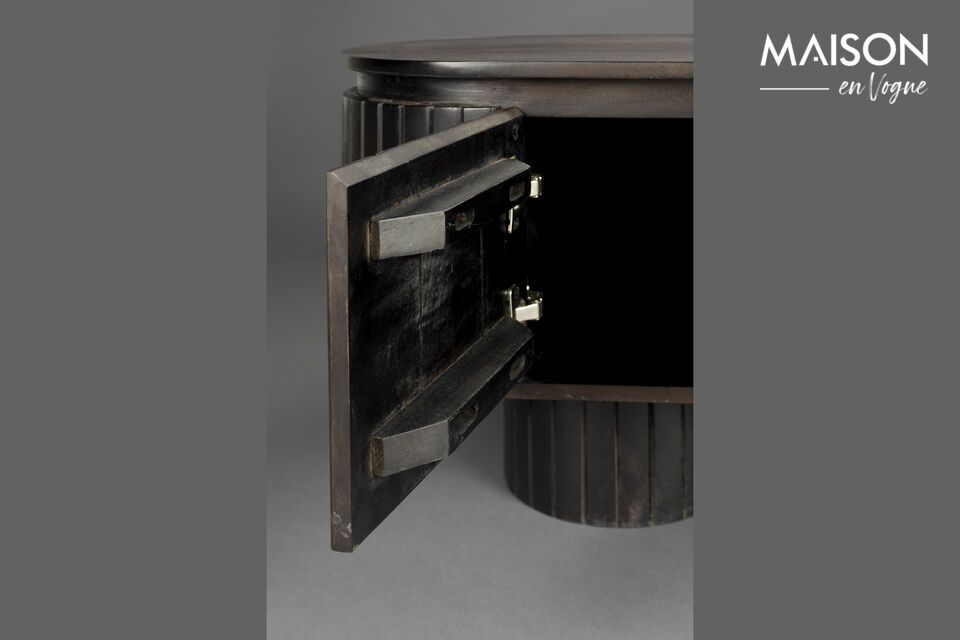 With its generous dimensions of 140 x 40 x 45 cm