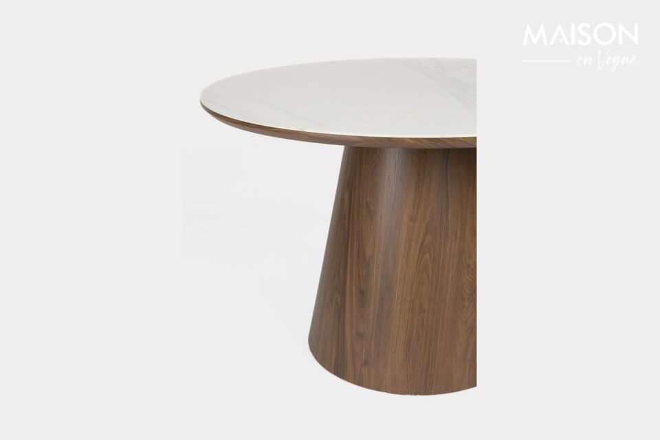 Its authentic brown hue, inspired by noble woods, invites you to share moments around a good meal