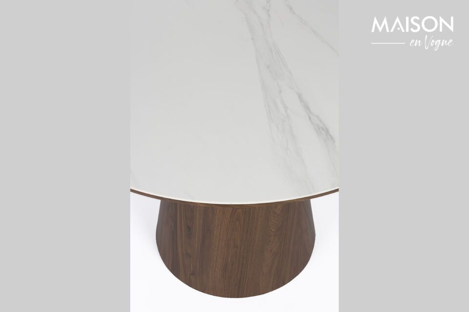 With its generous 115 cm diameter