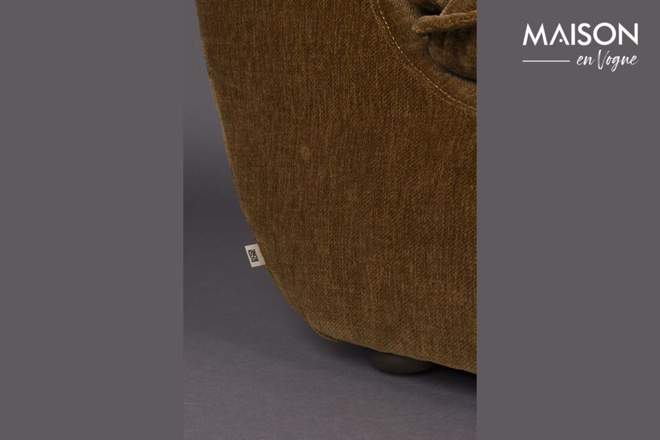 The round wooden legs add an authentic touch