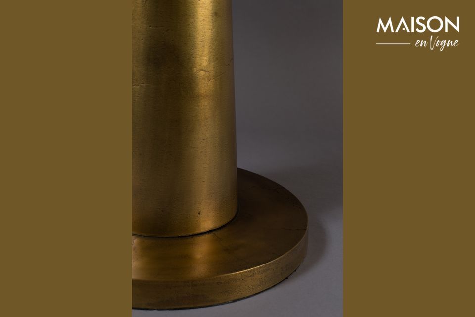 This aluminium side table gives an oriental touch with its 63 cm matt gold lacquered top