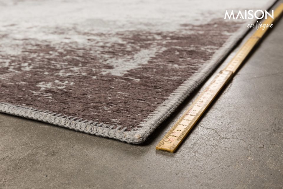 The Caruso carpet from Dutchbone now offers you the daring contrast between industrial style and