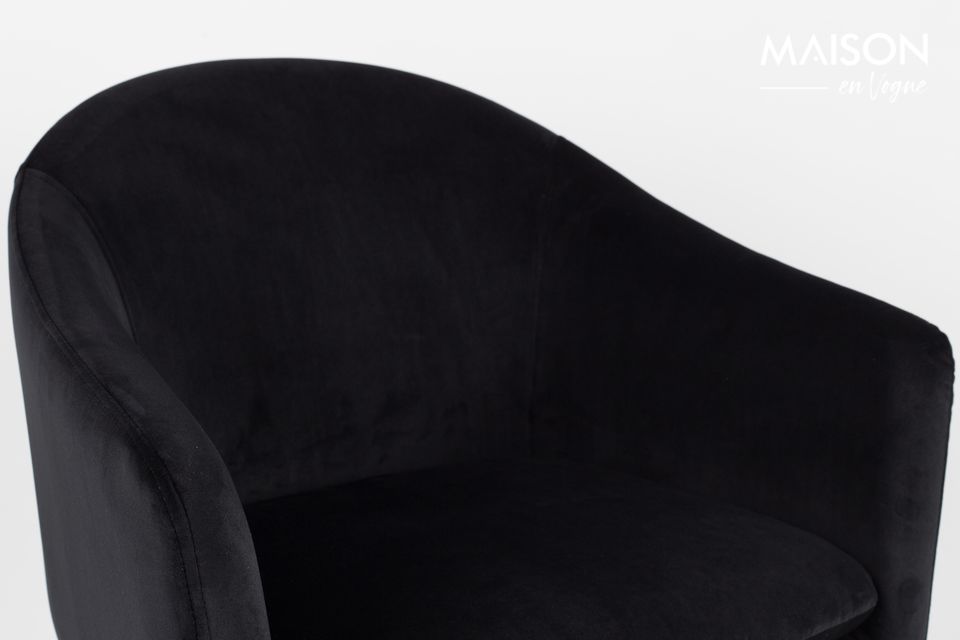 Charm, softness and refinement perfectly define the black Catelyn armchair