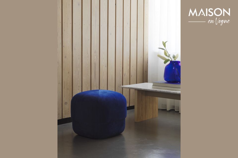 The pouf allows contradictions to meet in a design whose style is stringent and minimalist