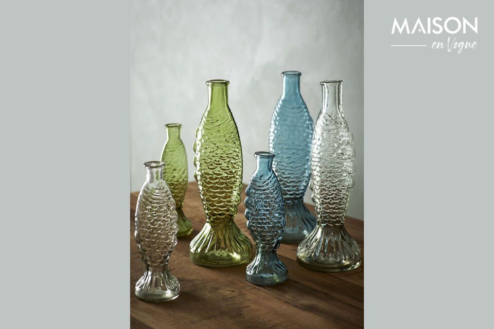 This vase combines simplicity and originality to add a delicate touch to your space
