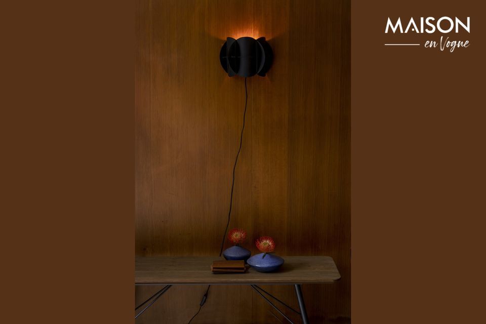 The hallway wall lamp, a classic that's coming back into fashion!
