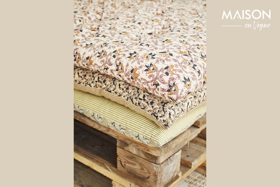 Here\'s a mattress cushion that will welcome your naps with elegance! With two different sides