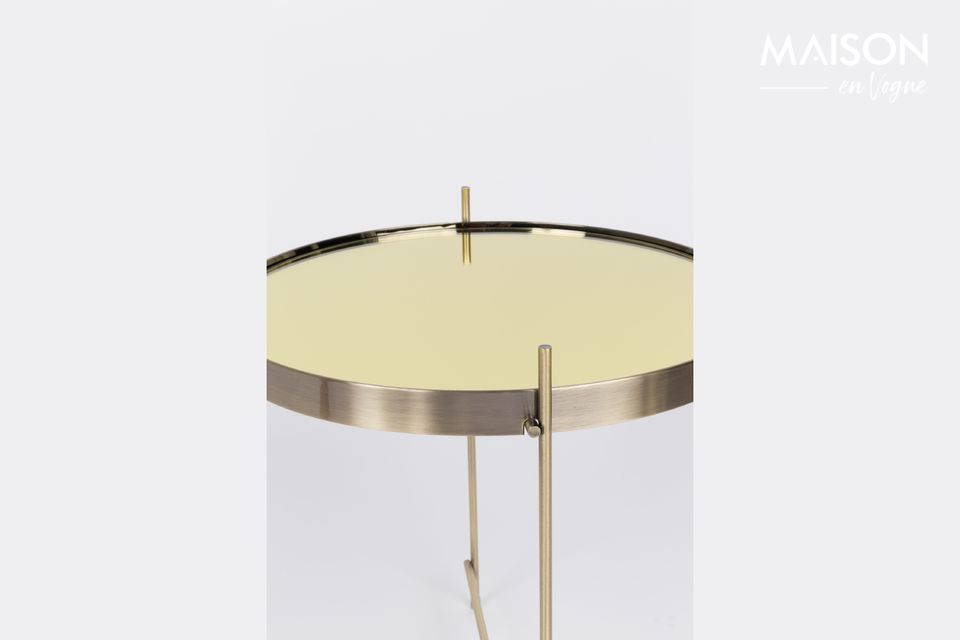 It\'s a noble and original look that this small Cupid Gold side table offers