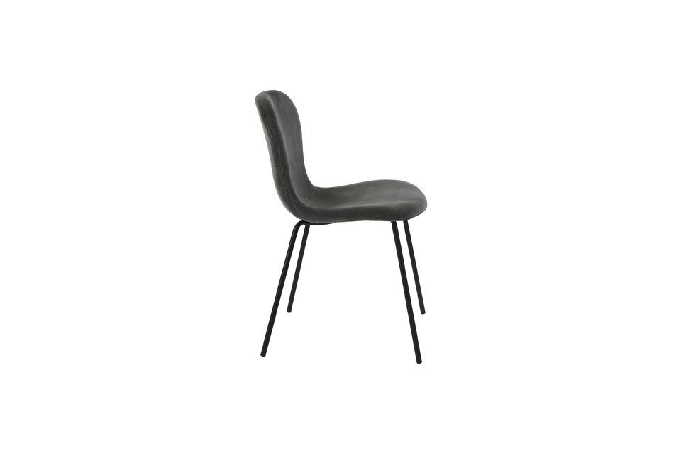 A chair in anthracite velvet with black metal legs