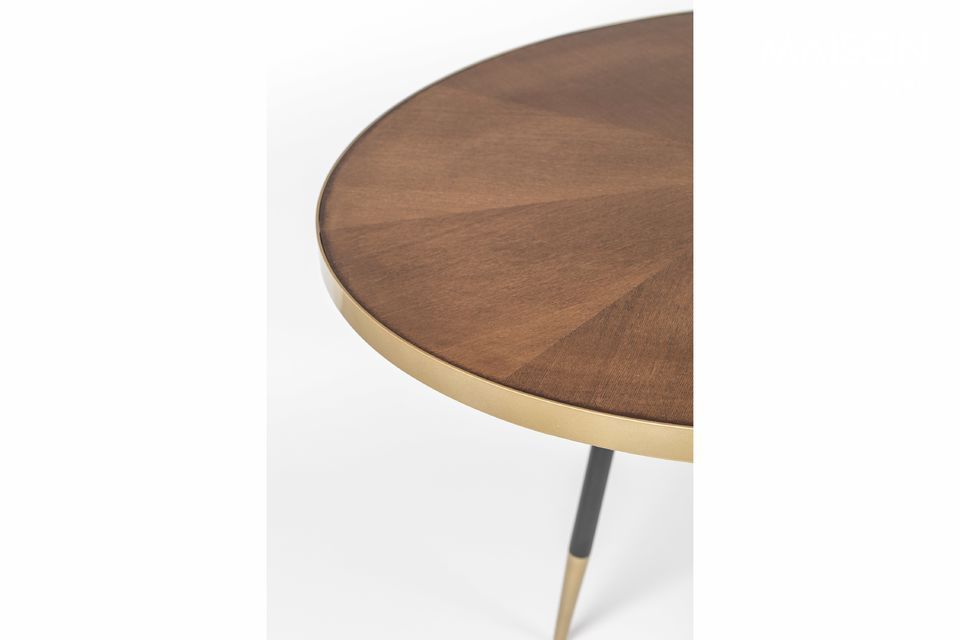 The originality of the Denise dining table lies in the subtle blend of its oval curved shapes