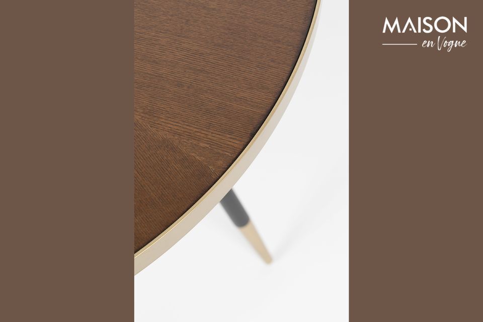 The beautiful walnut lacquered colour of the top is an eye-catcher
