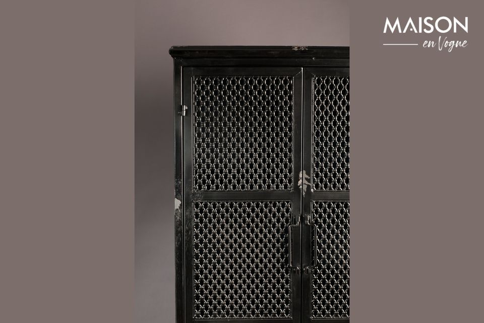 It is equipped with 2 mesh doors that allow you to see the objects stored on the 3 interior shelves