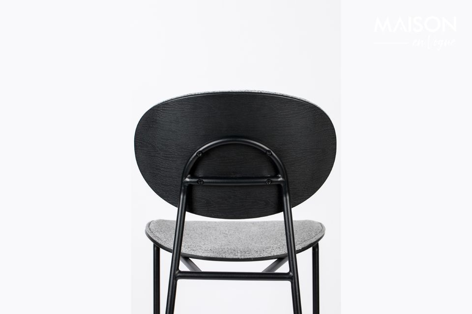 The combination of the grey of the chair and the black of the structure asserts its distinction