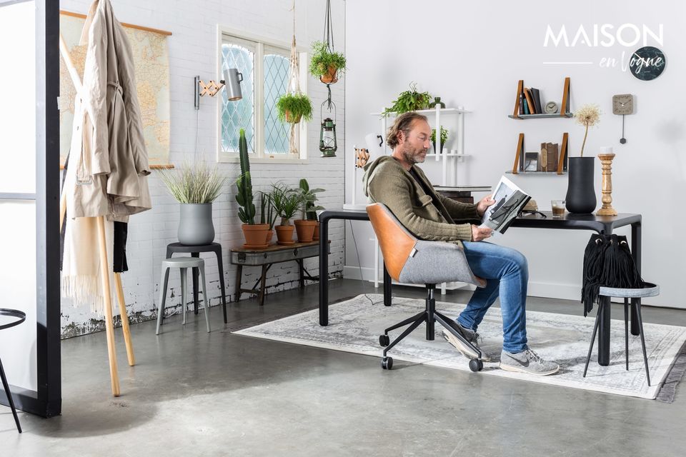 A refined office chair with a vintage look