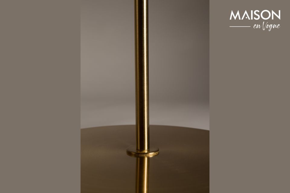 This copper-plated floor lamp stands out by the sobriety of its shapes which make it a magnificent