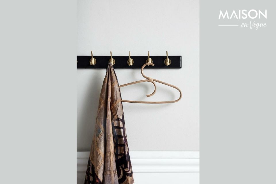 This aesthetic coat rack proposed by the Nordal brand is composed of a rectangular black wooden base