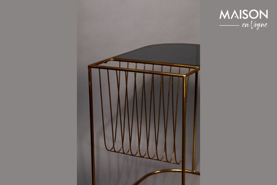 The black tempered glass top with rounded shapes ends with an elegant magazine rack in gold metal