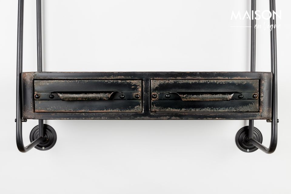 A wall shelf with an industrial touch and undeniable charm.