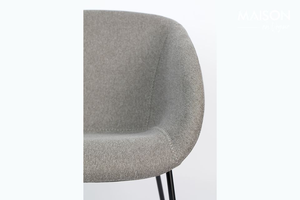 With its clean lines, equipped with armrests, it is an elegant chair