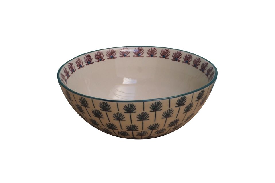 This salad bowl will be used to make many dishes and can be used for serving in a traditional and