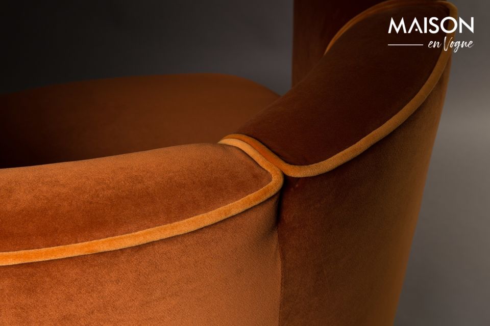 Covered in a pretty soft polyester velvet, this armchair with rounded shapes is very welcoming