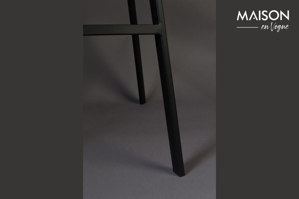This stool develops a chic and contemporary side and will easily find its place around a bar or a
