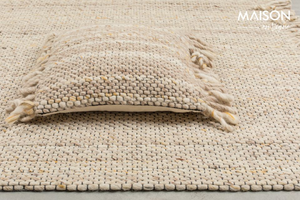 The beige/yellow colour of the Frills rug will bring warmth and softness to your home