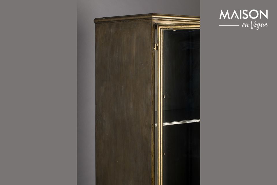 The finishes on the handles and legs are of high quality