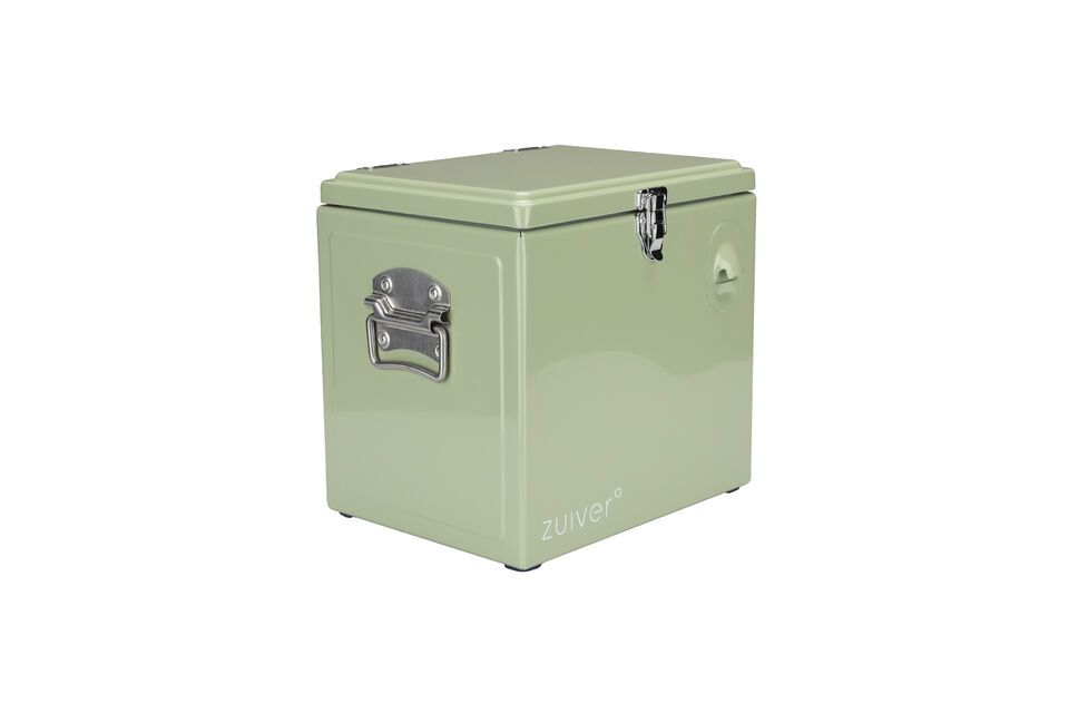 5 cm makes it easy to carry, while offering ample space for your favorite drinks and snacks