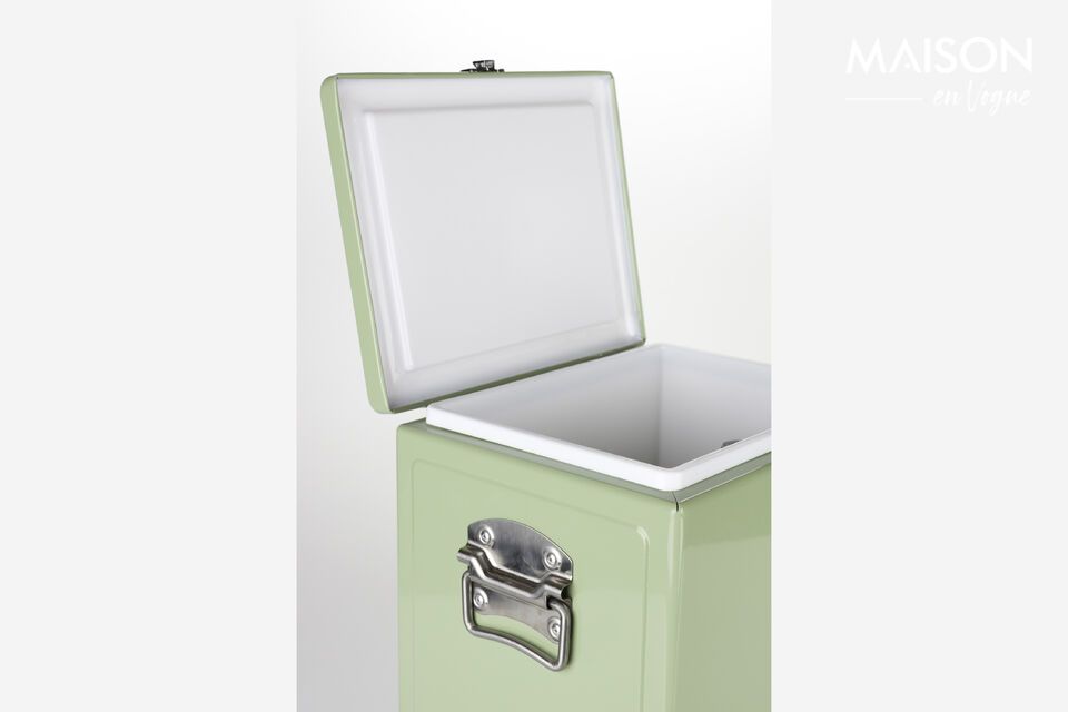 Imagine filling this box with sparkling ice cubes and your favorite summer drinks