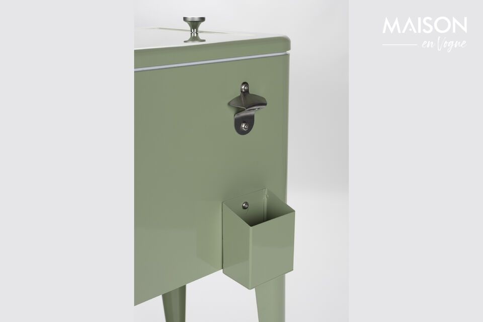 Let yourself be seduced by the Be Cool Green Polypropylene Plastic Cooler on Wheels