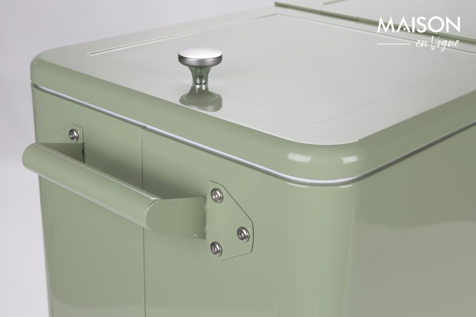 Its green hue evokes the sunny landscapes of Mediterranean gardens