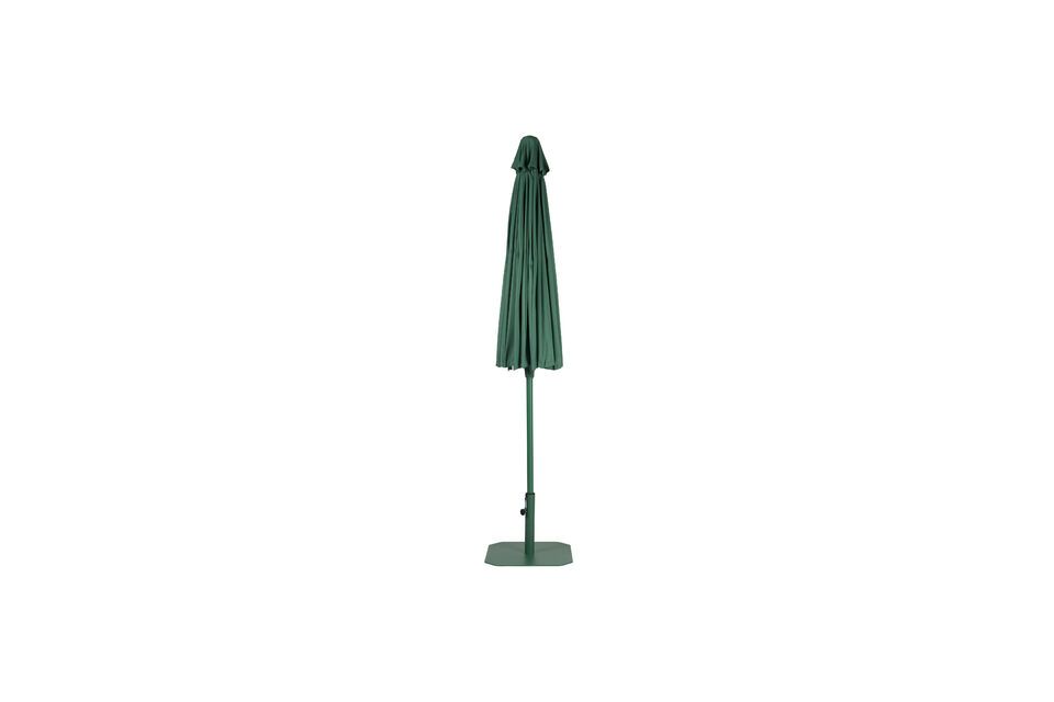 Its generously sized 250 x 250 cm canvas unfolds with ease thanks to a clever crank handle