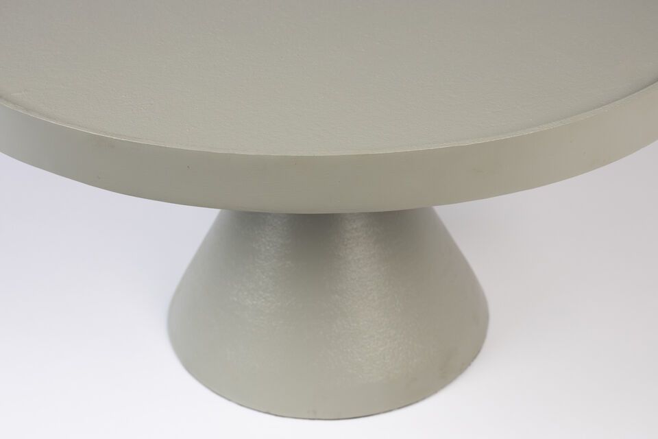 Its 10 kg weight ensures good stability while remaining easy to move