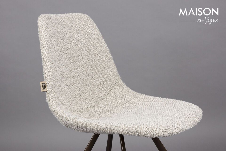 Immerse yourself in a warm atmosphere with the Franky chair