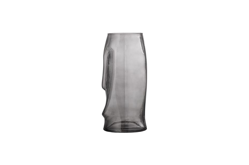 The Ditta vase from Bloomingville is a sober and elegant vase whose face shape and beautiful grey