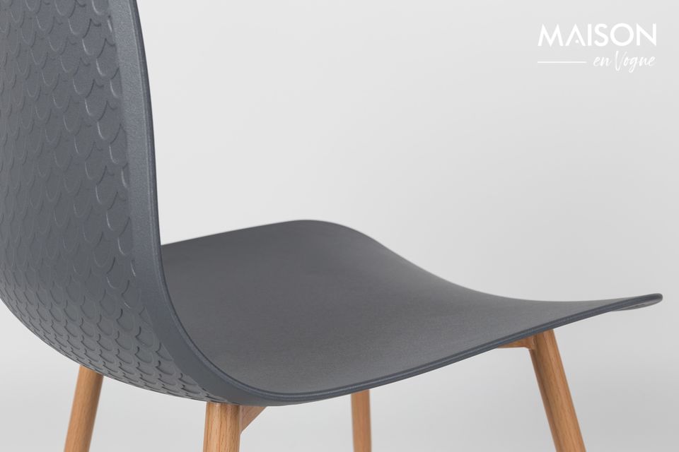 It offers a slightly curved backrest, designed to follow the shape of the back