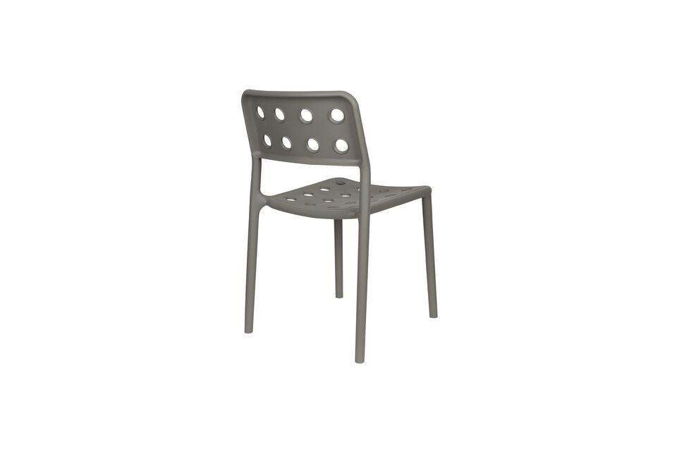 The sober gray of its design offers a perfect balance