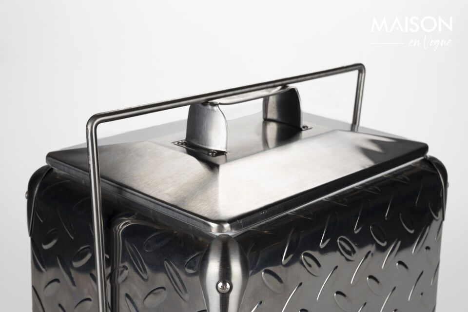5 cm chest is the ideal companion, capable of keeping your refreshments at the perfect temperature