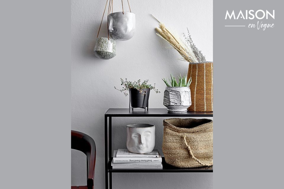 A sleek Nordic style for a hanging flowerpot with Danish accents