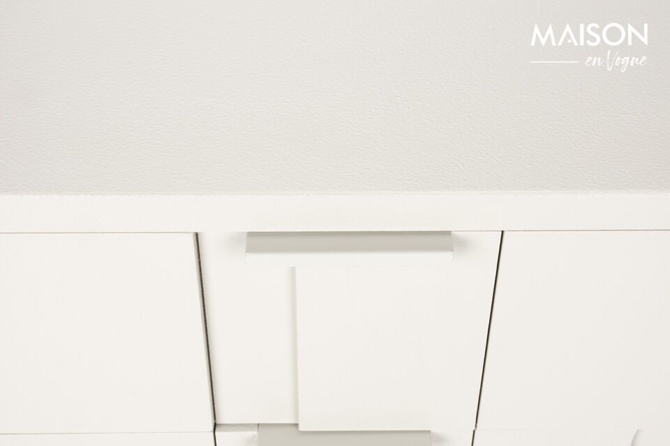 Made from MDF, it combines visual lightness with sturdiness, offering a smooth, easy-care surface