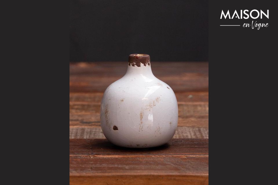 This small vase will find its place on any piece of furniture