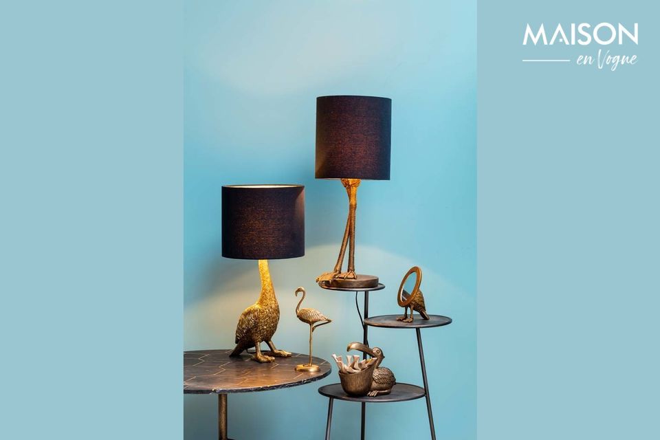 With its sober lampshade resting on a bird-shaped base, this decorative object brings a unique touch