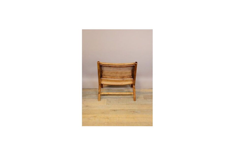 You will appreciate its slightly tilted side which makes it a perfect chair for a relaxing and